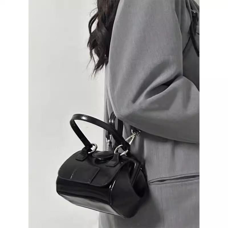

Niche Chocolate Retro Metal Buckle Mini Handbag Women S Simple And Versatile Shoulder Messenger Bag 16*13*10 чорний