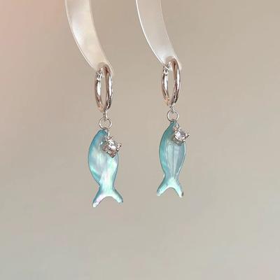 Y2K Blue Small Fish Pendant Earrings for Women Fashion Sweet Crystal Asymmetric Ear Buckle Seaside Vacation Jewelry Accessories