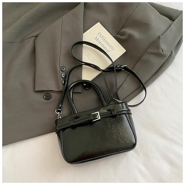 

Niche design casual simple small square bag fashion 2025 summer new foreign style women personality shoulder messenger bag чёрный