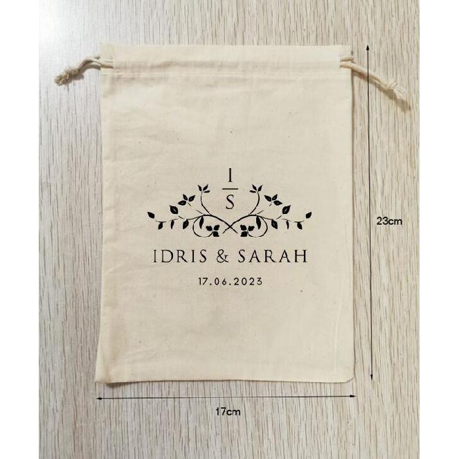 

100 шт., сумки из натурального хлопка с логотипом 17x23 см, подарочные пакеты на шнурке с черным принтом