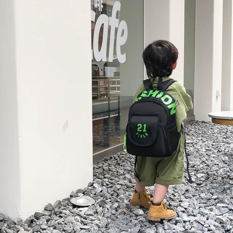 Sac à dos élégant et durable en nylon pour enfants avec un design moderne et respirant, disponible en plusieurs couleurs
