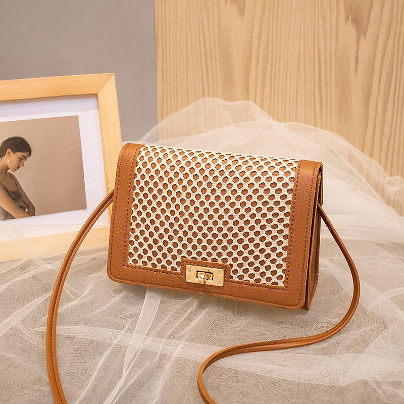 

Grid shoulder messenger women s bag fashion versatile lock mobile phone change makeup small square bag коричневый