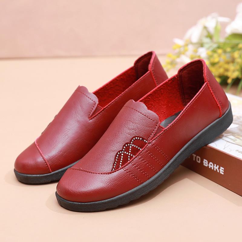 

Лоферы для женщин среднего и пожилого возраста на весну и осень. Мамины туфли на плоской подошве с мягкой подошвой. Удобные нескользящие туфли без застежек для бабушек. 41 красный