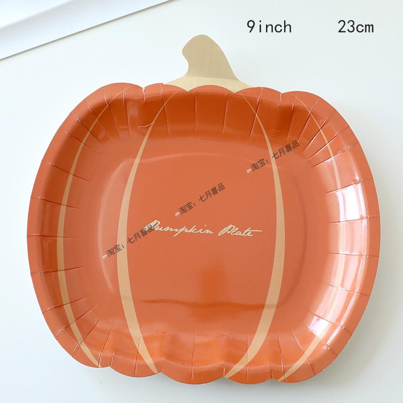 Zestaw zastawy stołowej na imprezę tematyczną Halloween: Obrus dyniowy, Talerzyki i kubki jednorazowe