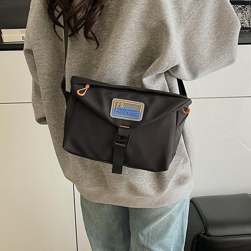 Yiran Bag Women's Light Japanese Satchel Tooling Shoulder Messenger Bag For Men And Commuting Joker Casual Small Bag Mobile Phone Bag Outdoor Tide.