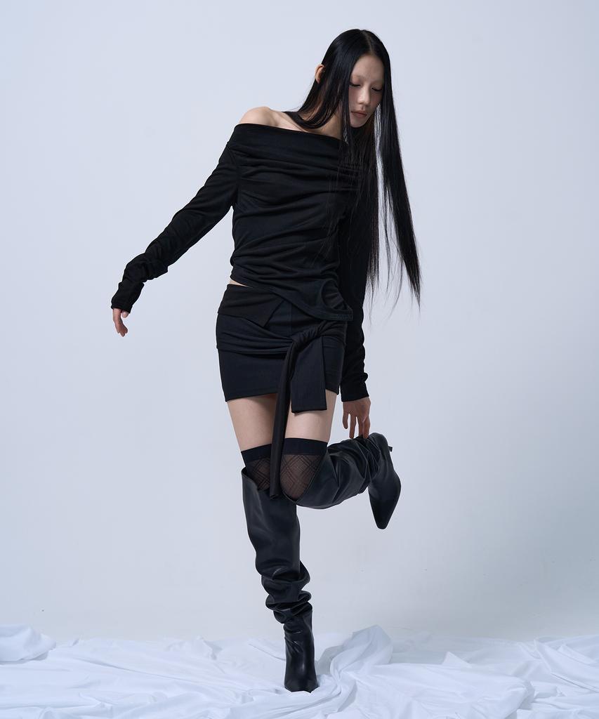 ZIZEMUSEUM Off Shoulder Shirring Cut-Out Top (Black)