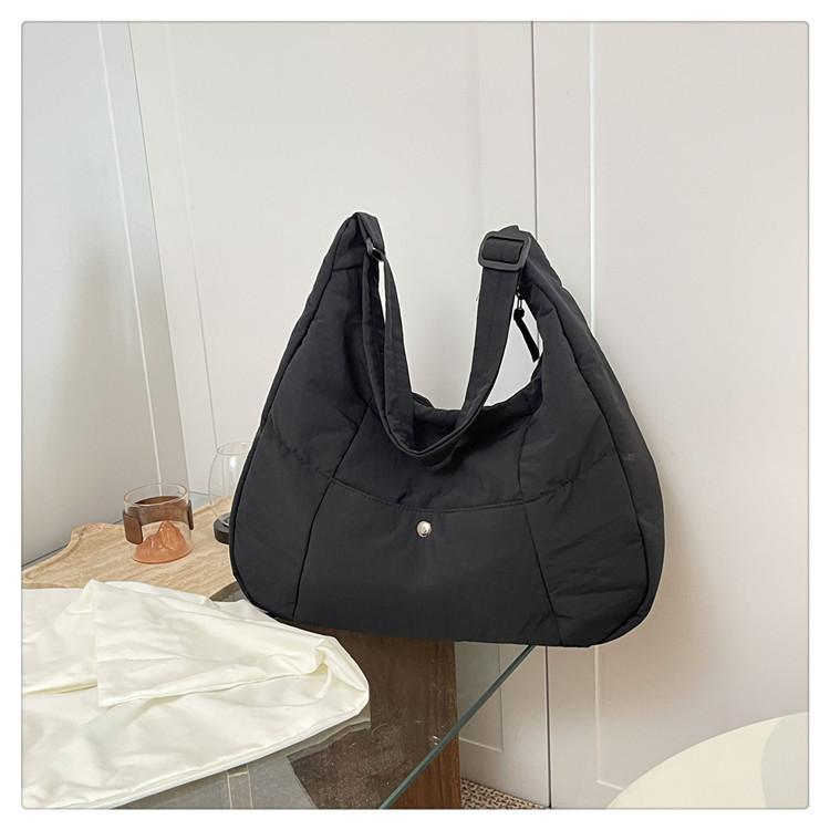

Korean version of niche casual tote bag women s 2025 new large-capacity fashion shoulder bag simple commuter underarm bag чорний