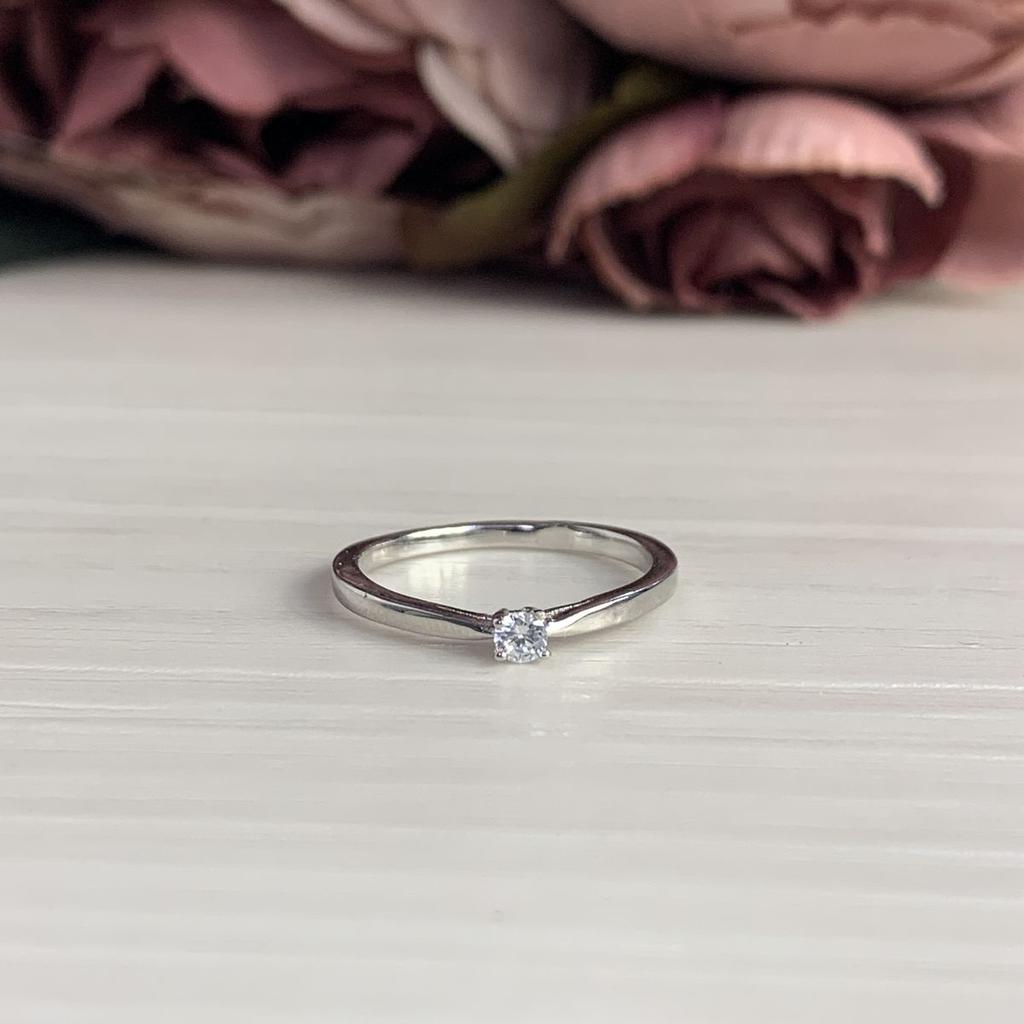 Серебряное кольцо с фианитами, вес изделия 1,79 гр (2035503)