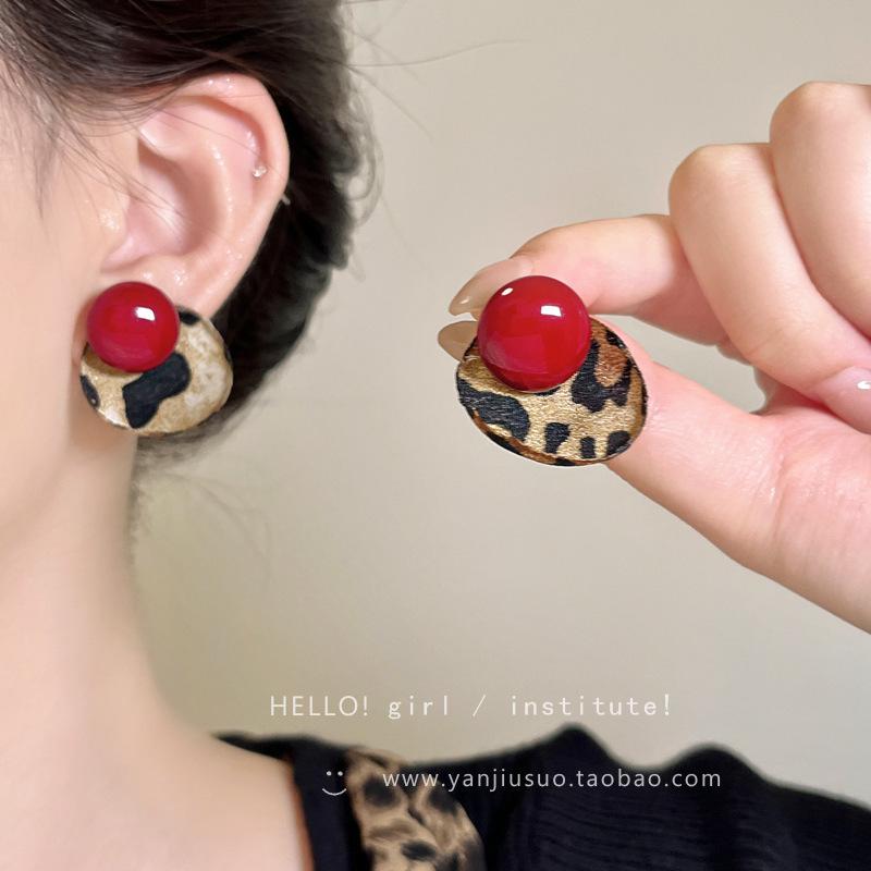 Elegant Pearl Stud Earrings: Simple, High-End Design for Autumn/Winter 2024