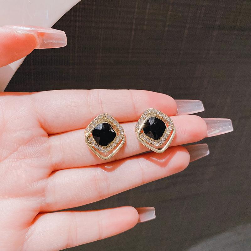 Silver needle super fairy small earrings, high-end temperament, personalized earrings, stud earrings, women's earrings.