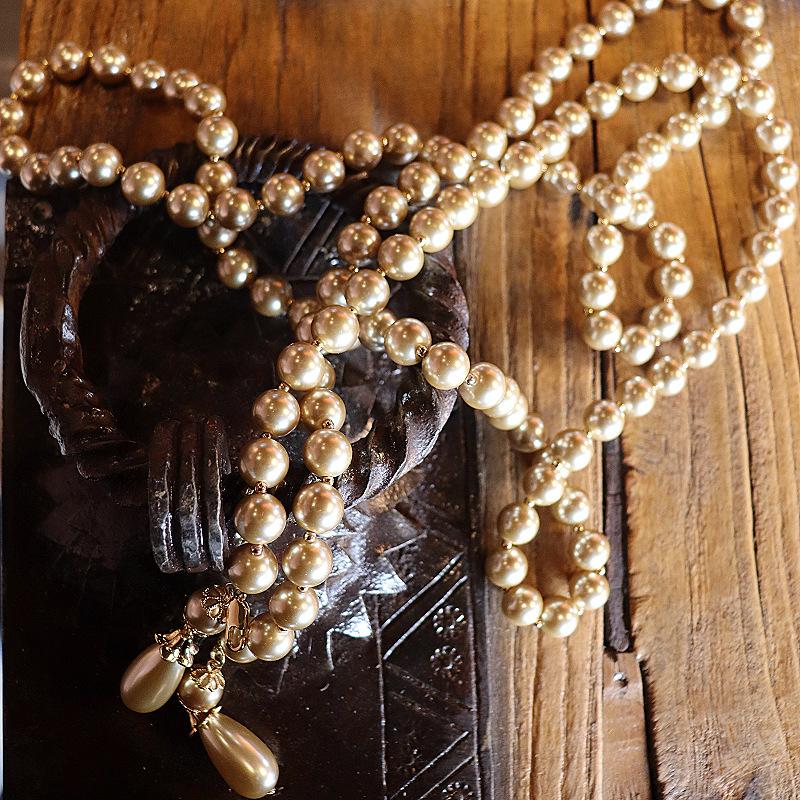 

Plain foam medium and ancient glazed pearl color long necklace, classic small fragrance sweater chain a variety of ways to wear