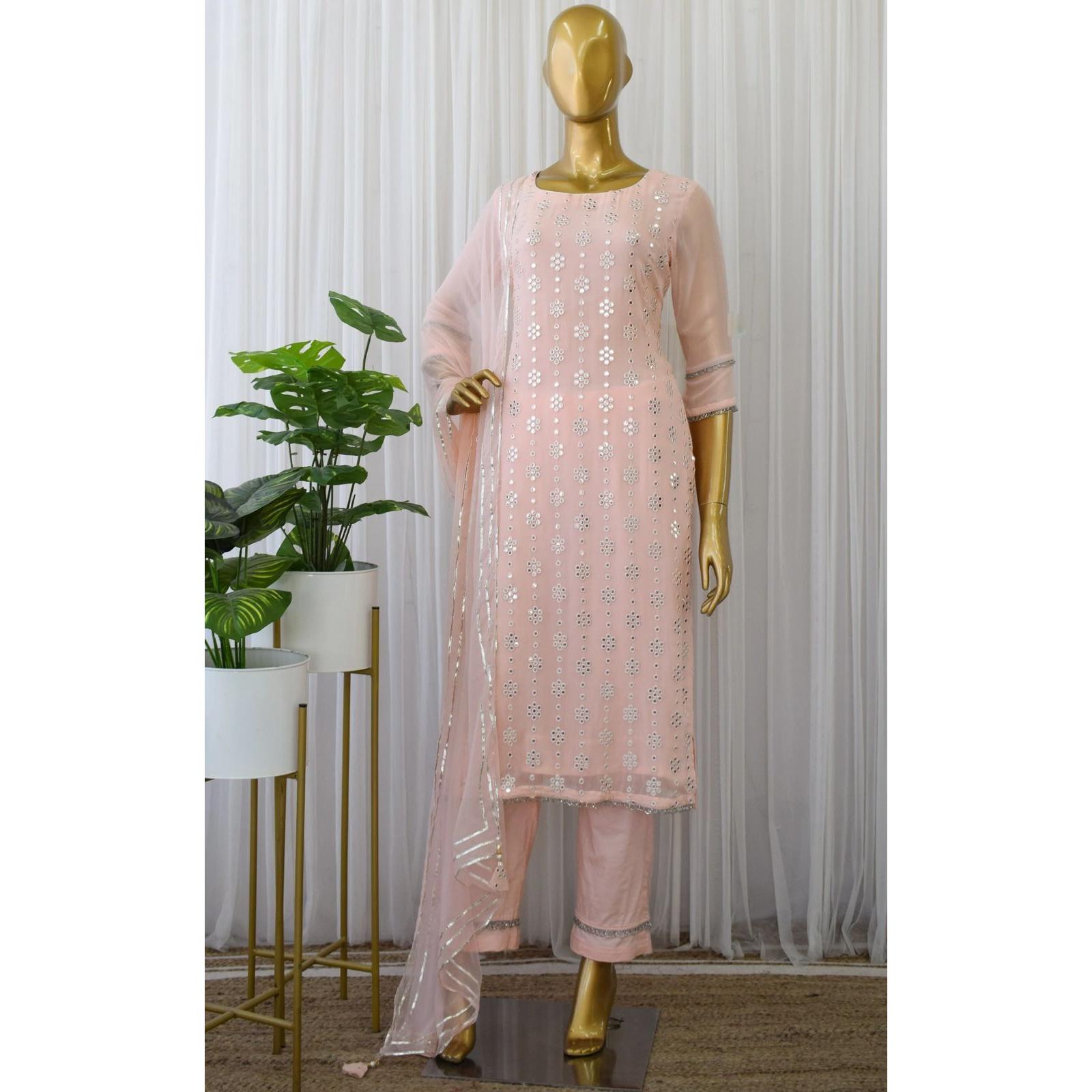 

красивый дизайнерский костюм