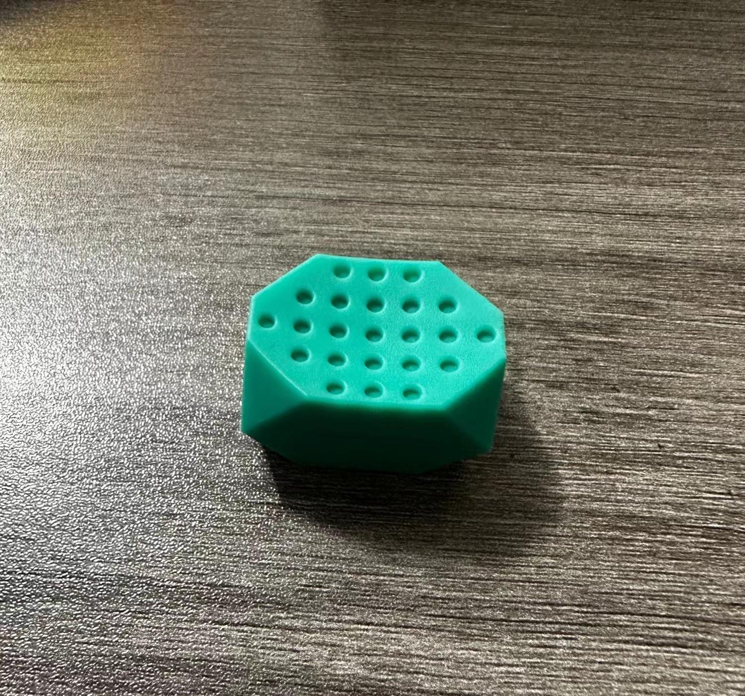 

Тренировка подбородка. Переосмысление работы жевательных мышц лица. Предотвращение двойного подбородка. Формирование лица с помощью силиконовых фитнес-мячей. зелёный