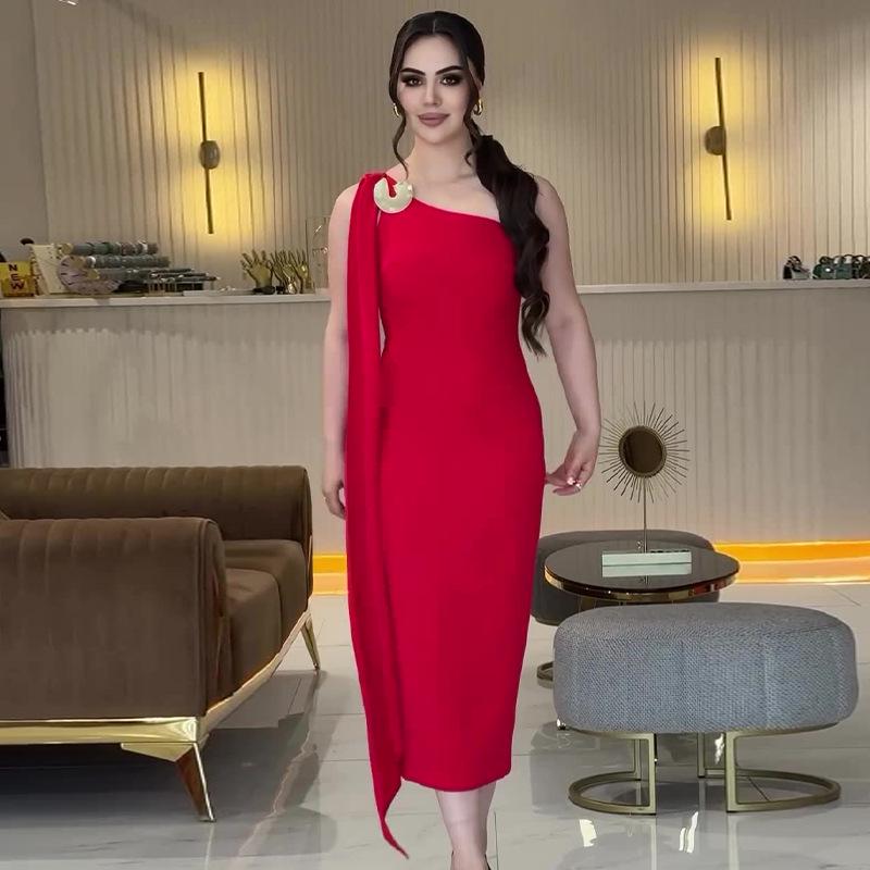 

2024 Женское европейское и американское платье-бодикон без рукавов с асимметричным вырезом горловины и приталенным силуэтом XXL красный