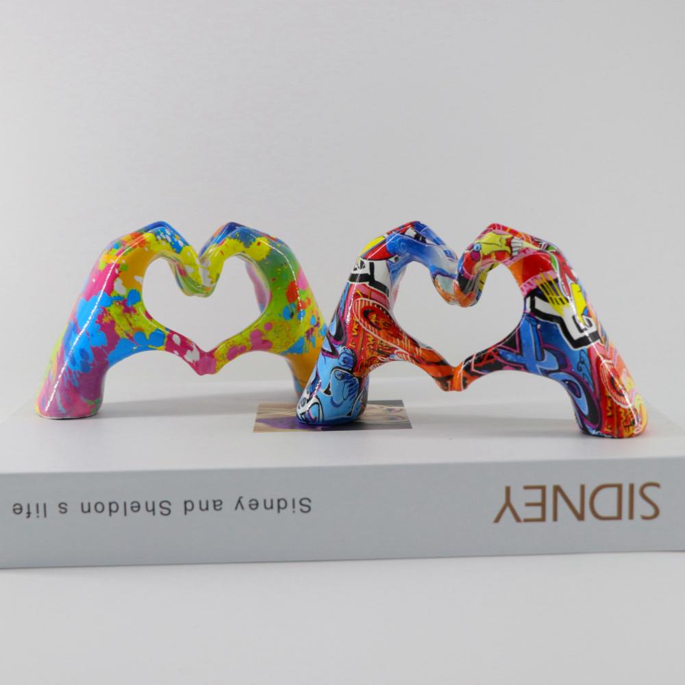 Kalp İşareti Boyalı Heykelcik Reçine Renkli Yağlı Boya Graffiti Kalp Şeklinde El Heykeli Ev Merkez Dekor Modern Masaüstü Süsleri
