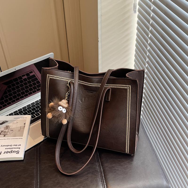 Retro bag women's large capacity 2025 new autumn and winter versatile simple shoulder bag popular commuter tote bag this year