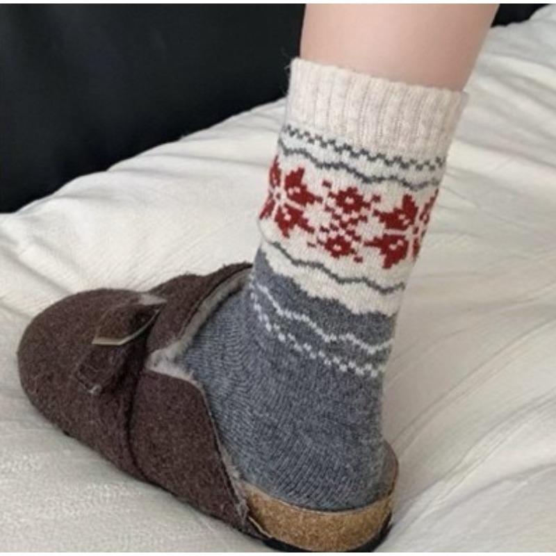 Women's Autumn and Winter Thick Warm Retro Matching Color Snow Pattern Wool Medium Tube Pile Socks
