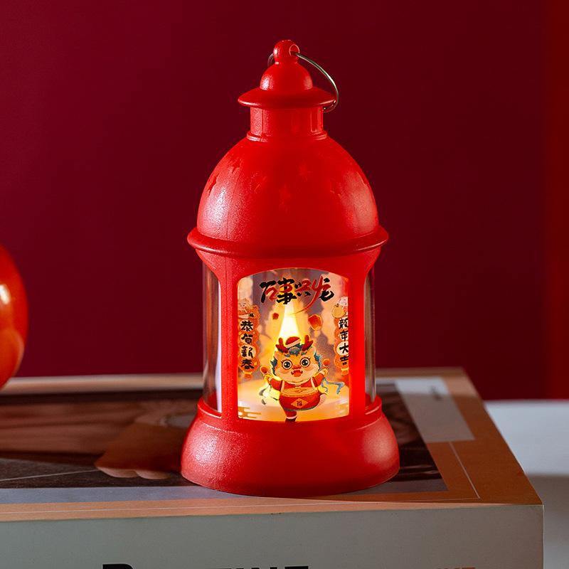 

Дети несут маленькие светящиеся цилиндрические фонарики на празднике Весны