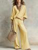 Completo da donna con scollo a V, maniche lunghe e pantaloni a gamba larga in beige