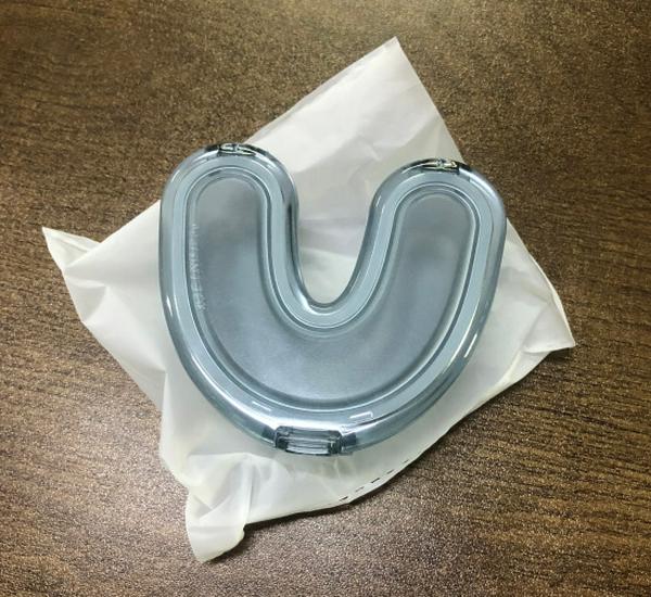 Neviditelný ortodontický držák a schránka na protézy se zámkem