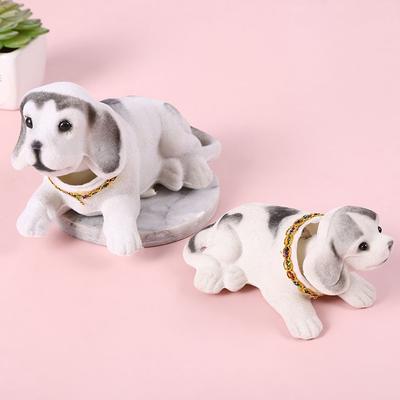 Chien qui hoche la tête et secoue la tête Ornements de Voiture Jouets de Tableau de Bord Automobiles Figures de Décoration Mignonnes Cadeau pour Enfants Accessoires d'Intérieur Auto