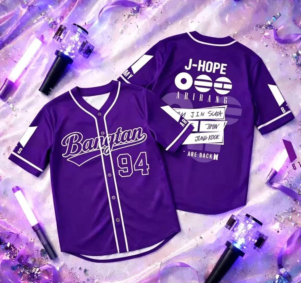 Kpop BTS Baseball Trikot Lila Kurzarm Cardigan Koreanische Streetwear Fan Support Hemd mit Knöpfen Konzertbekleidung für Damen und Herren