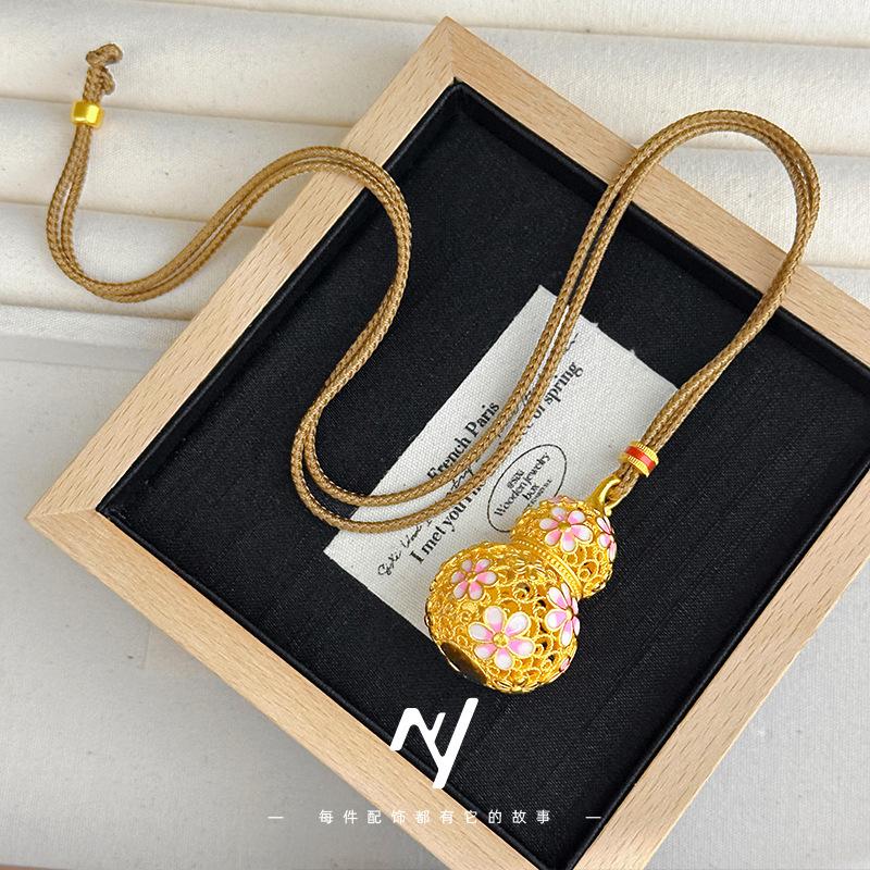 

Meier Ancient style gold hollow filigree peach blossom gourd pendant female new chinoiserie enamel flower fortune gourd necklace