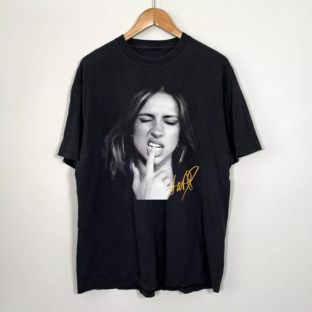 

Tate McRae 2025 Portrait With Signature T Shirt Full Size S5XL KK407 Unisex T-Shirt XL