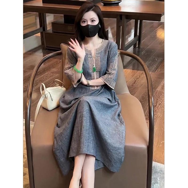 

Женское платье с вышивкой, V-образным вырезом, лето 2025, новое, свободное и стройнящее, повседневное, с темпераментом, длинное M джинсовый синий