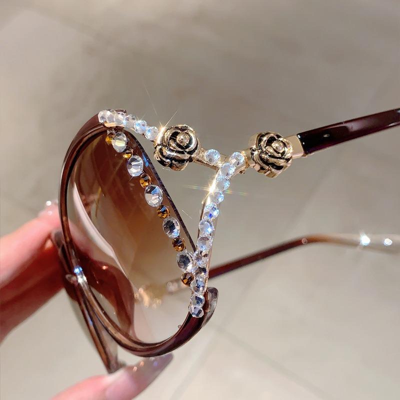Luxury Brand Metal Trends Shades Fashion Crystal Design Women's Sunglasses Chic Pearl Decoration Sun Glasses for Lady