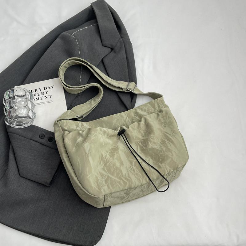 Stylish And Modern Canvas Tote Bag For Women With Large Capacity Perfect For Daily Use