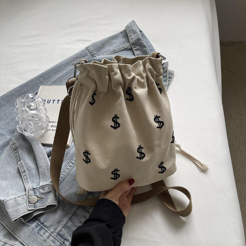 

French niche pleated design portable small bag women s 2025 new summer simple bucket bag fashion messenger bag