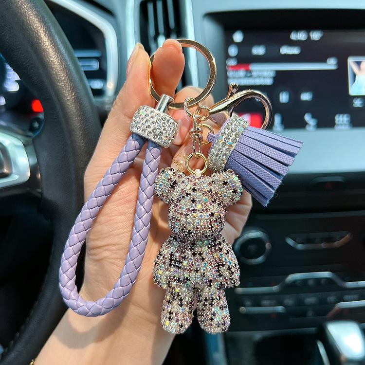 

Брелок із діамантовим ведмедиком із плетеною мотузкою та китицею – милий персоналізований подарунковий кулон