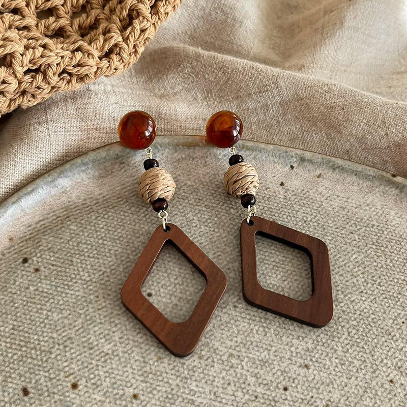 Maillard Coffee Color Amber Earrings Women's Autumn and Winter High-end Commuter Style Earrings Light Luxury Niche Design Earrings