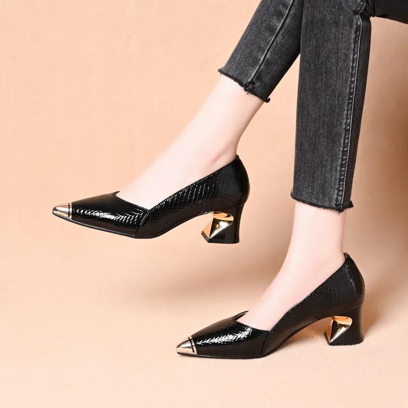 Vintage schwarze Flache Damenschuhe aus weichem Leder mit flacher spitzer Zehenpartie und dickem Absatz, Neu Frühling Sommer, Vielseitige High Heels