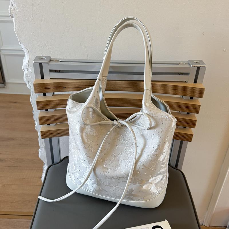 Today's popular bags, new summer texture niche shoulder bags, versatile messenger bucket bags