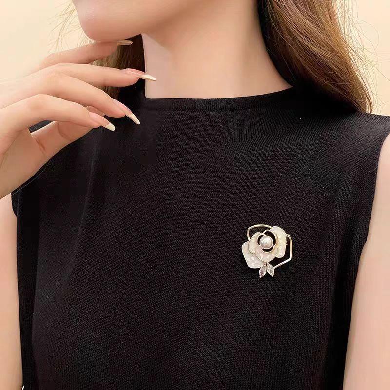 1/2 Pcs Camellia Pearl Brooch Badge Mourning Funeral Corsage Pin High-End French Elegant Clothes Scarf Accessories Brooch Gift