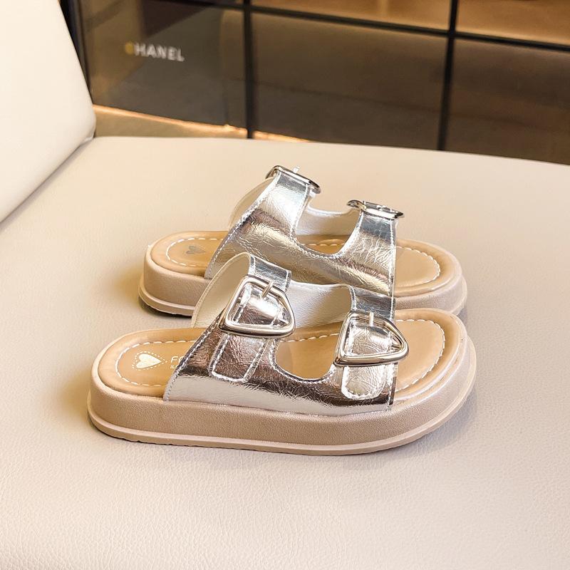 

Новые детские тапочки 2024 года Летние повседневные мюли для девочек Модные тапочки на толстой подошве с открытым носком для детей Пляжные тапочки на мягкой подошве Универсальные 28 серебряный