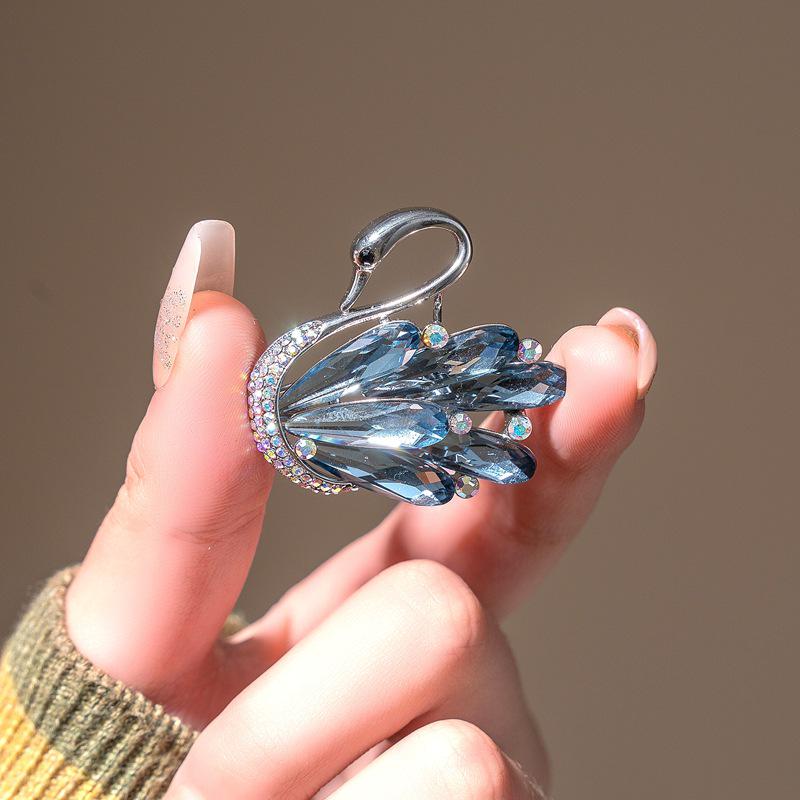 Elegante Kristall-Schmetterlingsbrosche - Funkelnde Damenmode-Anstecknadel für leichten Luxus-Anzug