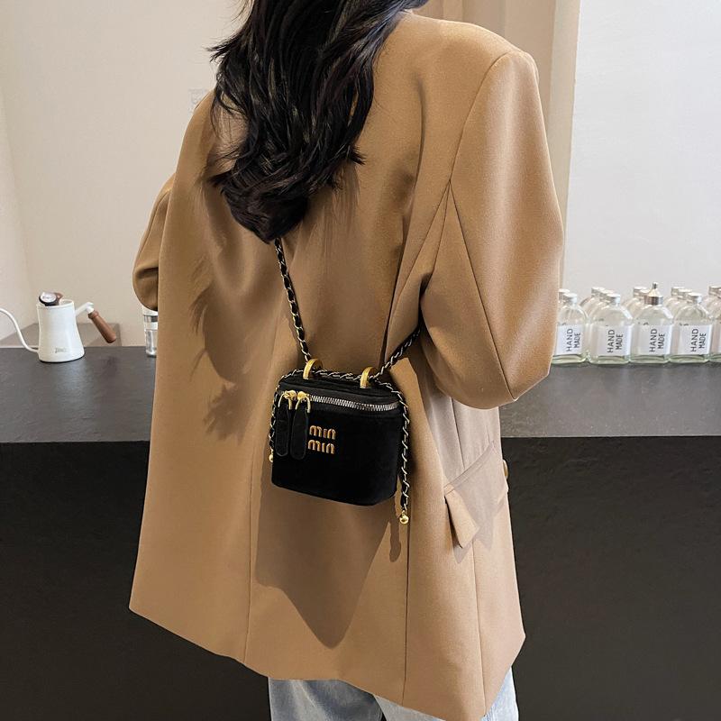 2025 Winter New French Box Bag Niche Texture Women's Messenger Bag Personalized Versatile Size Shoulder Bag
