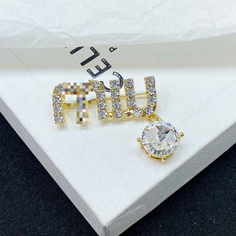 Delicate flash diamond letter Miao brooch, high-end female Internet celebrity brooch, anti-light pin buckle, fixed clothes accessories