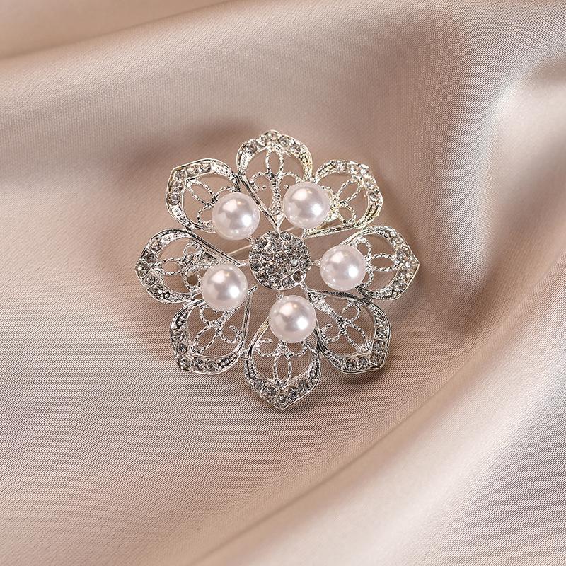 Pearl Diamond-encrusted Flower Brooch, Niche Light Luxury Pin, Overcoat Suit Accessory, Anti-glare Clasp