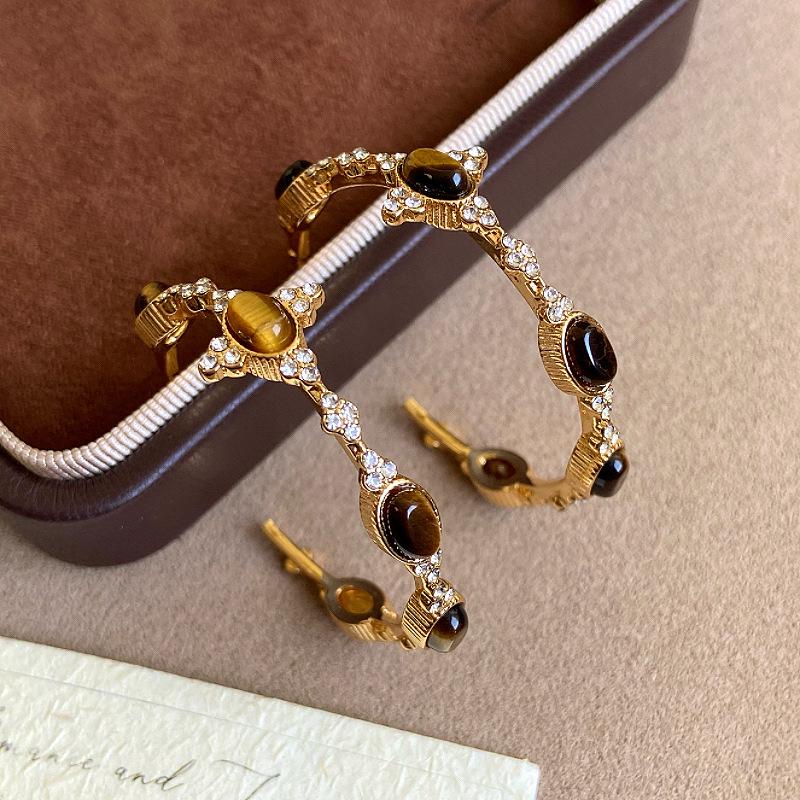 Silver Needle Geometric Tiger Eye Flower Earrings - Retro Style, Light Luxury, High-End Fashion Ear Studs