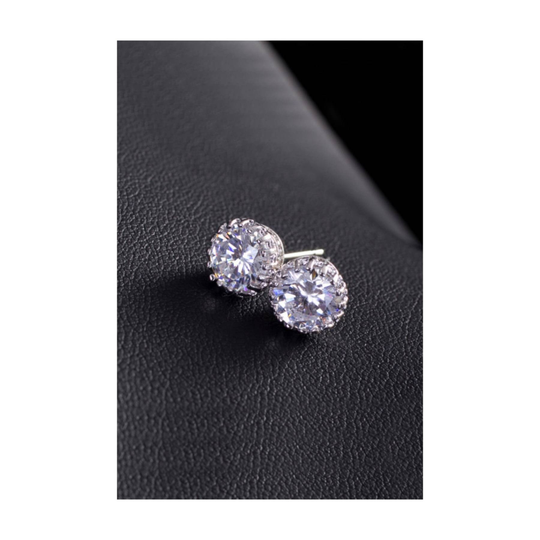 

1 Carat King s Crown Motif White Solitaire Men s Earrings Df09