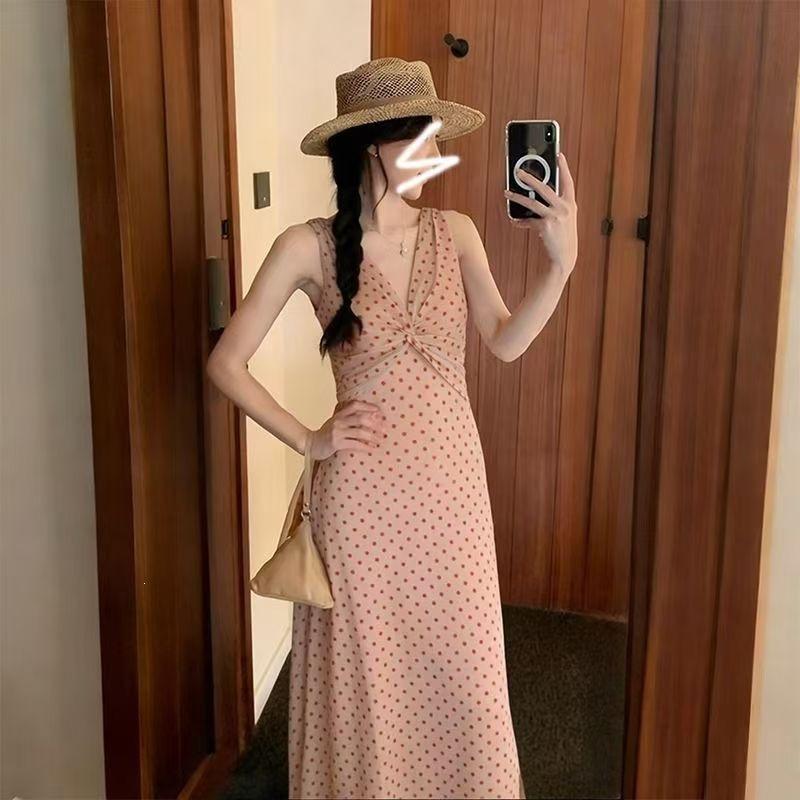 French style kink V-neck polka dot suspender skirt women's summer new waist beautiful A-shaped long blue lotus root powder slim type