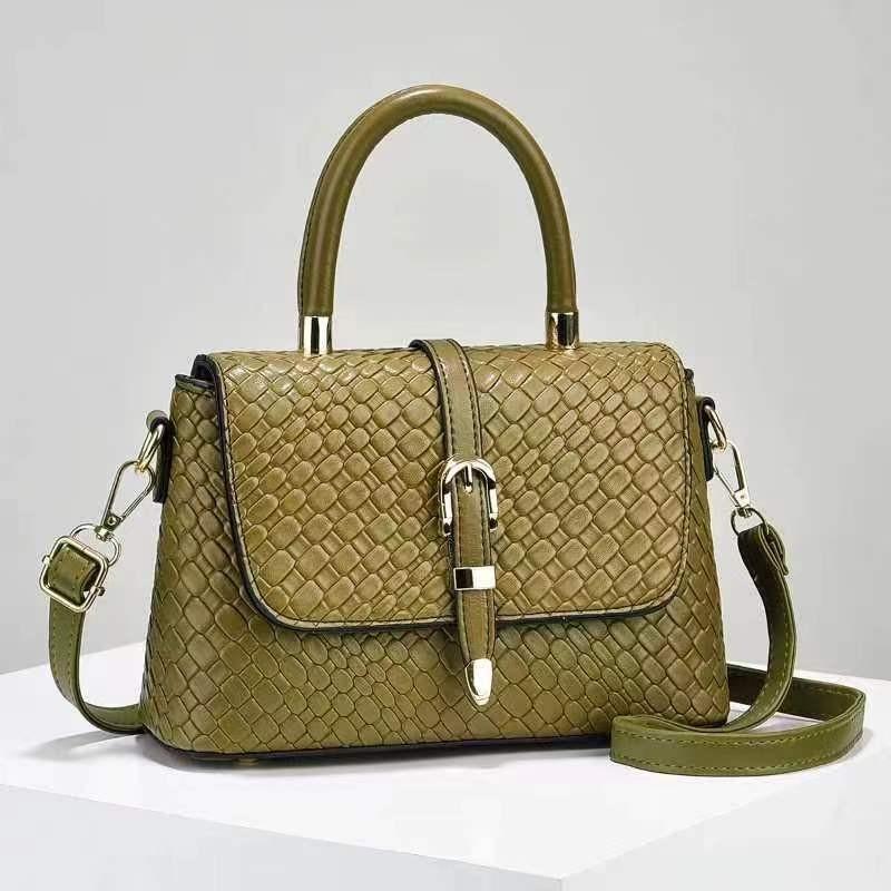 Trendy And Functional Women's Shoulder Bag With Elegant Chain Detail For Moms