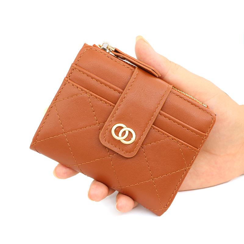 

Женский кошелек на кнопке с ромбовидной стежкой, несколькими отделениями для карт и монетницей