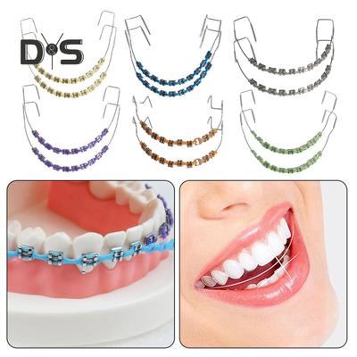 Temporäre Zahndekoration mit Metalldrähten, Brackets, kieferorthopädischen Ligaturen, Kieferorthopäden erklären Zahnmedizinstudenten, Praxis-Requisiten