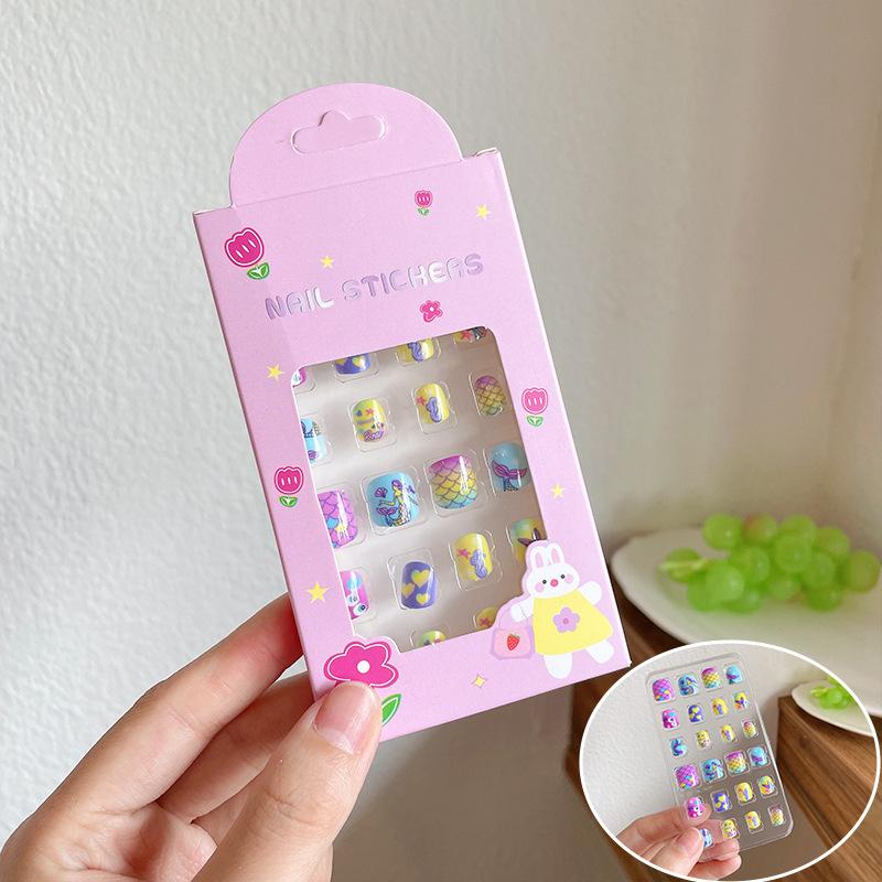 Boîte de 24 Pièces Pointes d'Ongles Dessin Animé pour Enfants Ensemble d'Ongles Faux Filles Mignonnes Colorés Avec Colle Gelée Adhésive Faux Ongles Enfants