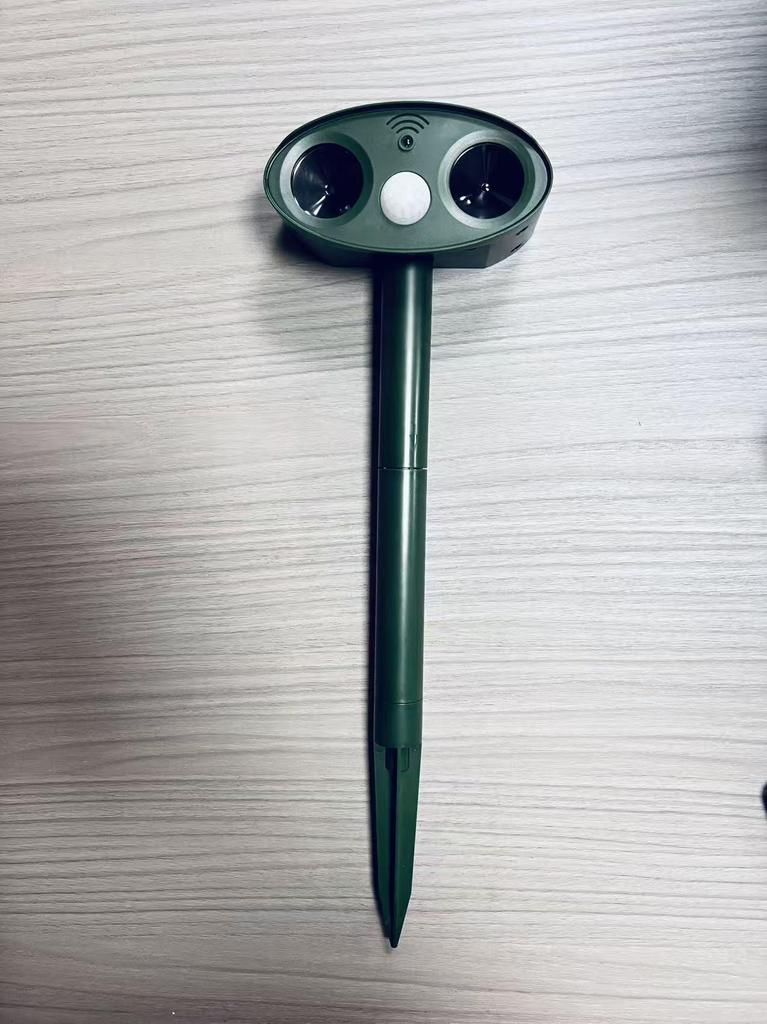 מרחיק חיות אולטרסוני סולארי לציפורים, כלבים, חתולים, נחשים, חרקים ומכרסמים - לשימוש חיצוני עבור פרדסים